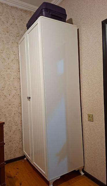 kombi dolabı: Ağ rəngli iki qapılı paltar dolabı - Korpus: parlaq ağ, hamar səth; — 2