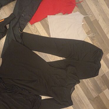 Ostala ženska odeća: Ženska garderoba – raznovrstan paket Sadržaj: - Haljine: crna sa puf — 10