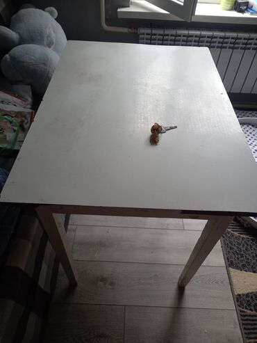 кухоные стол: Кухонный Стол, цвет - Белый, Б/у