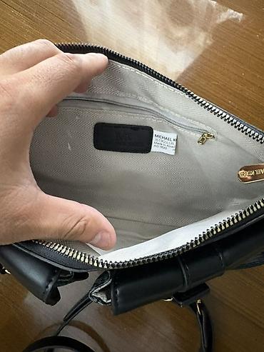 guccı: 3u biryerdə 60azn 1) Michael Kors çiyin çantası - Rəng: boz/qara MK — 2