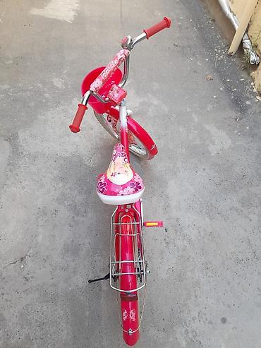 Velosipedlər: Uşaq velosipedi – Barbie temalı, qırmızı/ağ dizayn. Xüsusiyyətlər: - — 1