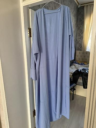 plas: Uzun, açıq mavi rəngli kimono/kardiqan tipli üst geyimi. - Model: açıq — 1