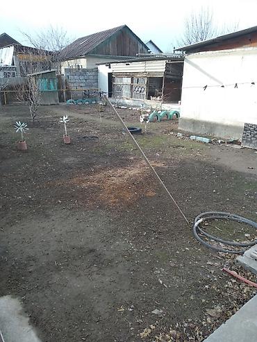 Продажа коттеджей и домов: Продаётся дом центр район площади, саманный, участок 4.8 соток, три — 9