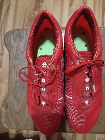 Səndəl və şəp-şüplər: Adidas brendinə məxsus qırmızı rəngli ayaqqabılar. Buts futbol