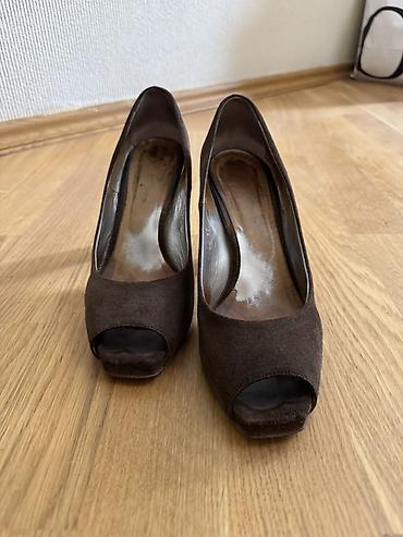 Tuflilər: Qadın ayaqqabısı – tünd qəhvəyi süet, açıq burunlu (peep-toe) model — 3