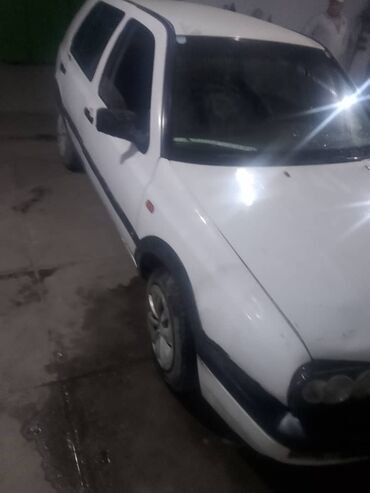 гольф 4 двери: Белый трехдверный хэтчбек Volkswagen Golf III с характерным дизайном