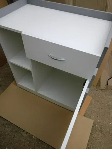 Komode: Pult 12 Materijal i Dekor: Izrađuje se od univera debljine 18mm u — 14