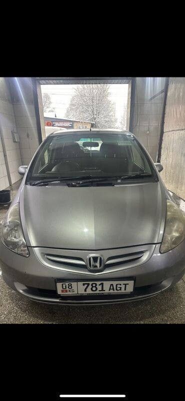 машине арзан: Автомобиль Honda Fit в кузове хэтчбек серого цвета, идеально