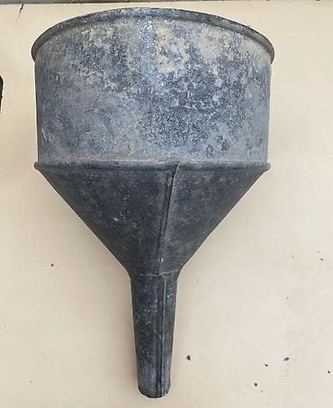 Metal məhsulları: Böyük ölçülü metal qıf. Diametr 20 sm, umumi uzunluq 33 sm Yaxsi — 6