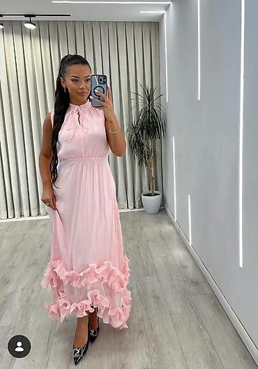 Duga ženska haljina u nežno roze boji


▪︎S M L XL
3999din 🌸