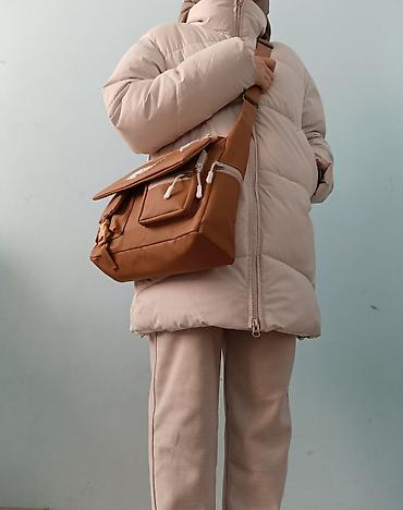 qadın paltosu: Qışlıq qadın kurtkası oversize model - Rəng: açıq bej - Bağlanma: ön — 1