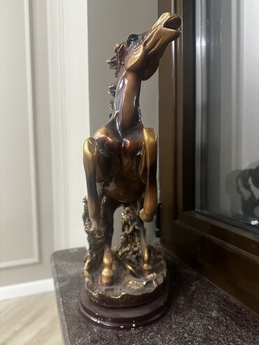 кальцо золото: Скульптура лошади 
Состояние: новый 
Цена:договорная