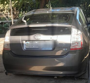 Toyota: Toyota Prius (2-ci nəsil) – hibrid hetçbek Xüsusiyyətlər: - Gümüş-boz — 2