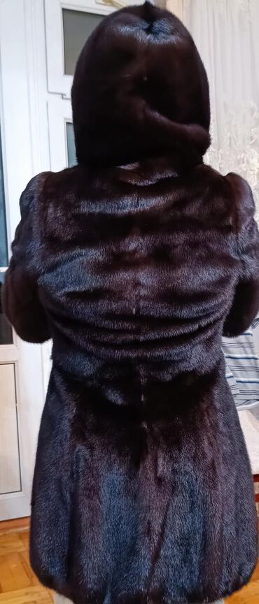 Kürklər: Şuba. Təmiz norkadir. Qiymətdə razılaşmaq da olar. Papagi ve cibleride — 6