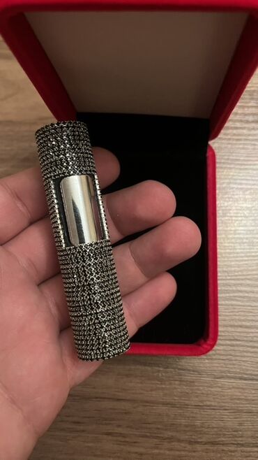 Otaq qapıları: Zərif dizaynlı metal alışqan. - Silindrik gövdə: qara-gümüş naxışlı