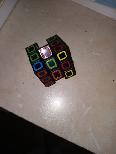 кубик рубик: Rubik kubu, müxtəlif rənglərdə olan kvadratlardan ibarət, fırlanan