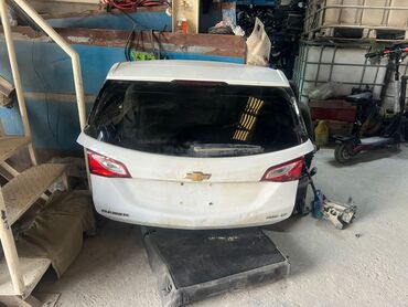 работа водителем категории c: Ağ rəngdə olan Chevrolet Equinox markalı avtomobilin arxa qapısı. Bu