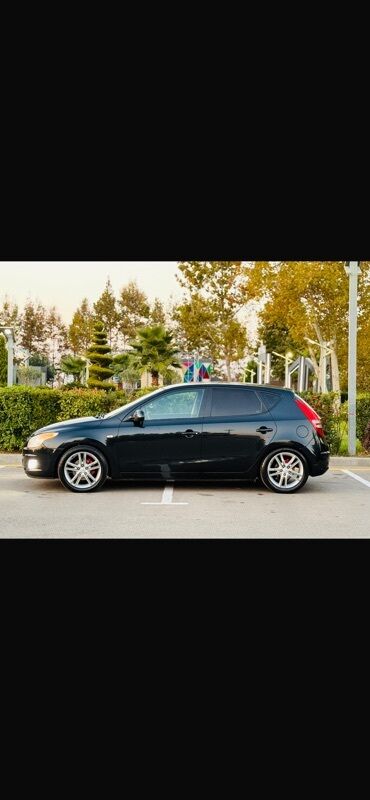 Hyundai: Hyundai i30, qara rəng, 5 qapılı hatchback. Mühərrik və yürüş - CRDi — 6