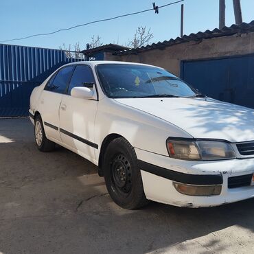 Toyota: Автомобиль Toyota Corona в белом кузове. Седан с тонированными
