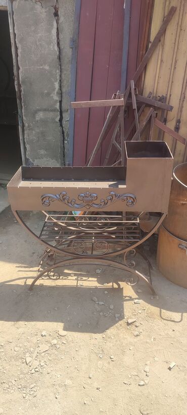 Полки для цветов: Кованая подставка для цветов, выполненная в виде стилизованного — 8