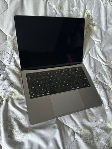 Apple: Apple M3, 8 GB OZU, 14 " — 1