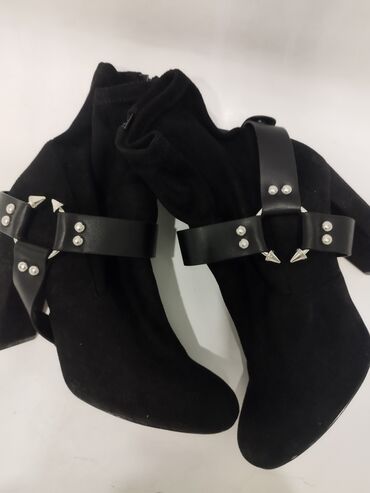 Botinka və botilyonlar: Guess, Ölçü: 37.5, rəng - Qara, İşlənmiş -da lalafo.az — 14 Botinka və botilyonlar: Guess, Ölçü: 37.5, rəng - Qara, İşlənmiş — 14