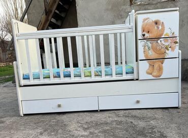 Детские кровати: Продаю манеж детский кормление стульчик подарок