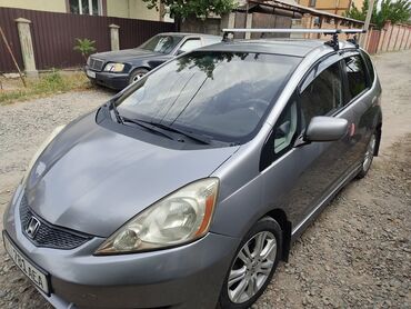 какая машина подойдет для яндекс такси: Хэтчбек Honda Fit серого цвета, оснащенный багажником на крыше