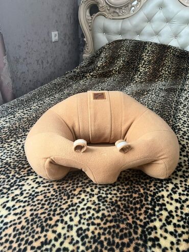 fisher price uşaqlar üçün oyuncaqlar: Bej rəngdə, uşaqlar üçün nəzərdə tutulmuş, oturmaq üçün yumşaq yastıq