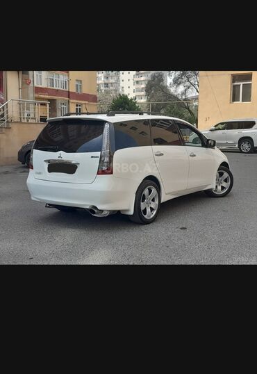 Vauxhall: Mitsubishi Grandis – ağ rəngli, 7 yerlik geniş ailə miniveni