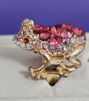 женские серебряные кольца: Кольцо "Лягушка" с блестящими камушками. Размер регулируется