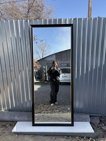 Зеркала: В наличии Минималистичное зеркало с сочетанием черной и золотой рамы с — 3