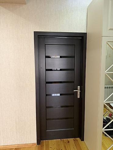 mdf material satışı: İç qapı – tünd qəhvəyi, şaquli karkas və üfüqi lamellər dizaynı - — 1