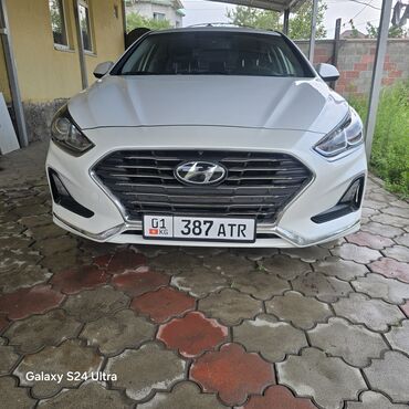 хундай саната рассрочка: Белый седан Hyundai Sonata с элегантным дизайном, оснащенный литыми