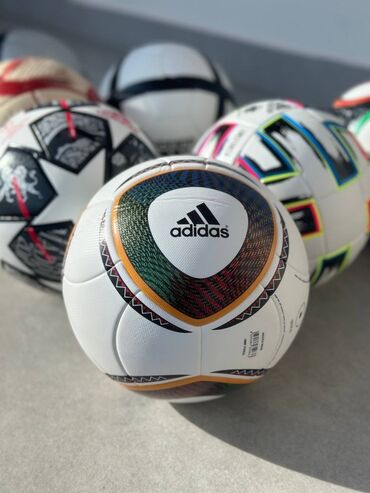 топ тоголок: Мяч для футбола Adidas, подходящий для тренировок и игр. Обладает