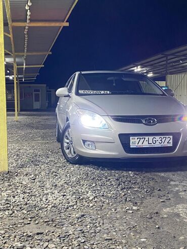 Hyundai: Hyundai i30 CRDi, gümüşü rəng, hetçbek kuzov. Xüsusiyyətlər: - Dizel — 8