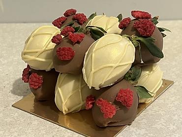 Съедобные букеты: Набор клубники в шоколаде в подарочной коробке. - Крупные свежие — 2
