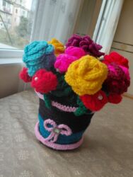 Süni güllər: Əl işi toxuma güllər kompozisiyası - Rəngarəng toxunmuş güllərdən