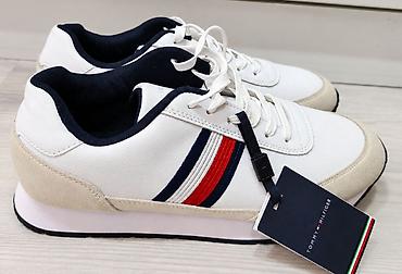 brend ayaqqabılar: Tommy Hilfiger kişi krossovkaları – retro qaçış tərzində klassik ağ — 2