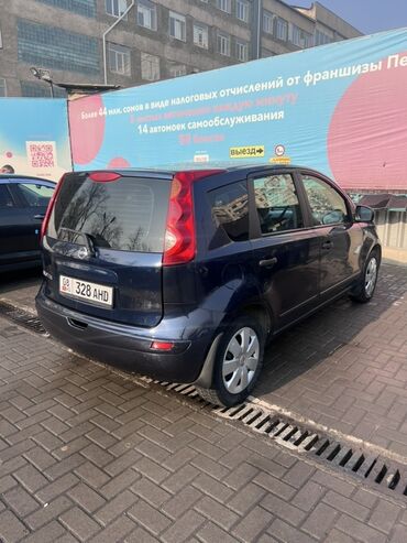 электро афто: Автомобиль Nissan Note синего цвета, оснащенный пятидверным кузовом