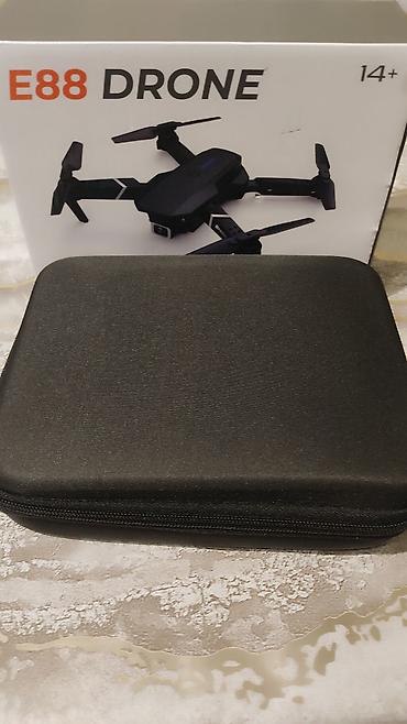yx116 drone: E88 Drone – qatlanan korpuslu, Xüsusiyyətlər: - Kompakt, qatlanan — 1