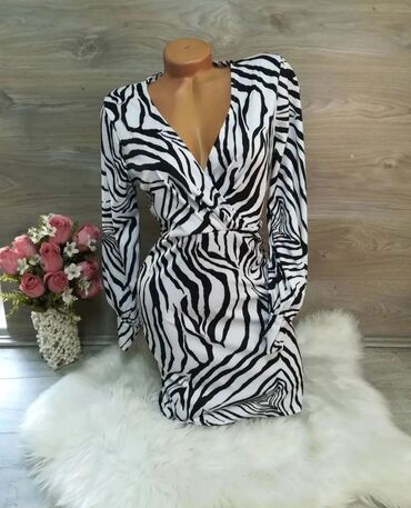 Dresses: M (EU 38), L (EU 40), color - White, Other style, Long sleeves