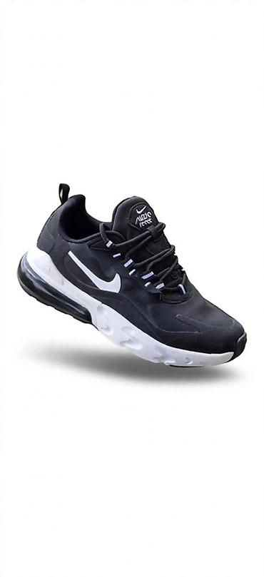 nike air force zima: Nike patike – crno‑bele, sportsko-lifestyle - Model sa istaknutim — 1