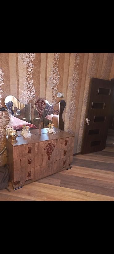 sade yataq mebeli: Qəhvəyi rəngdə, sürgülü qapıları güzgülü olan qarderob. Yataq otağı — 3