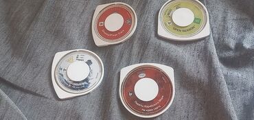 PSP üçün dörd UMD oyun diski dəsti, hər biri qoruyucu plastik qabda