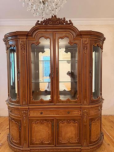 Klassik üslubda iri ölçülü vitrin-bufet - Material: Təbii ağac (bərk lalafo.az -da Klassik üslubda iri ölçülü vitrin-bufet - Material: Təbii ağac (bərk