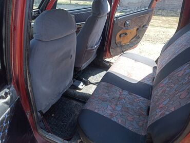 инструменты для дерева: Красный автомобиль Daewoo Tico. Модель имеет компактный кузов хэтчбек