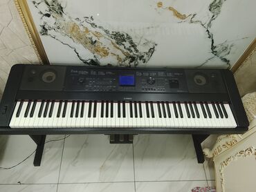 электронный пианино: Цифровое пианино/синтезатор Yamaha (серия Portable Grand) с