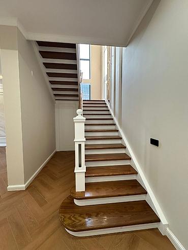 Продажа коттеджей и домов: Продаётся двухэтажный дом в Арча-Бешике! Площадь дома — 300 м² Участок — 9