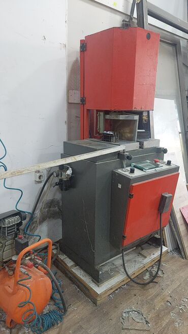 Metal axtaran aparatlar: Böyük sənaye kəsmə maşını, əsasən tünd boz və qırmızı rənglərdədir